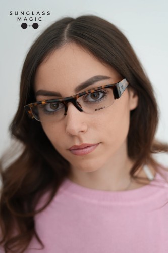MIU MIU MU B07S - 14L08N - 51 - CU LENTILE CU FILTRU PENTRU LUMINĂ ALBASTRU-VIOLET Ochelari de soare Dreptunghi