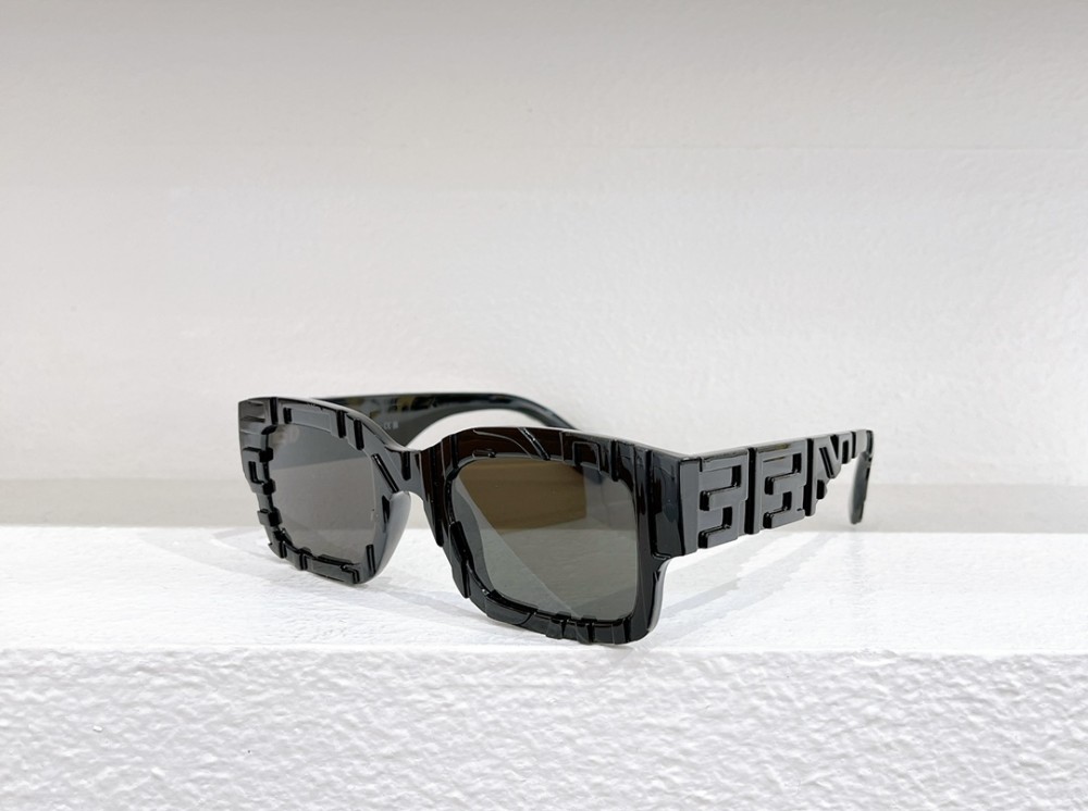 Fendi - Ochelari de soare - FE40104I - 01C - 50